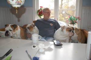 2016-11-06 12.32.12 efter en tur i skoven er det godt med en kop kaffe. hvis man kan få en plads på bænken